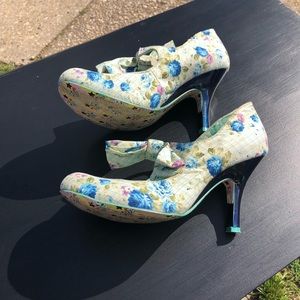 Floral pumps with bow